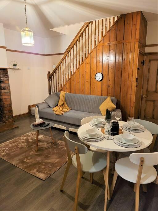 Nice 4-Bedroom Vacation Home With Indoor Fireplace Веллингтон Экстерьер фото